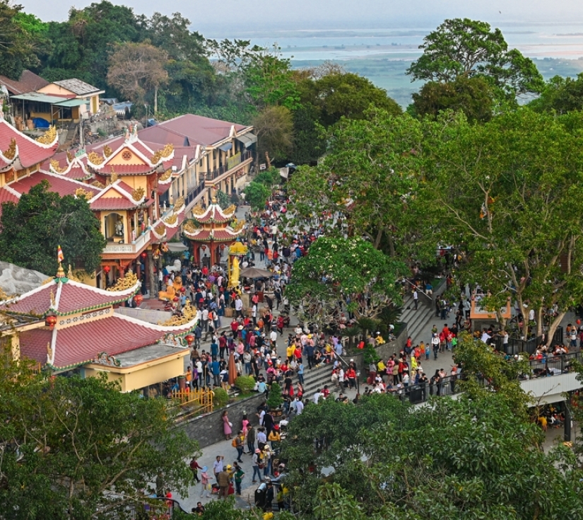Tour Tây Ninh – Núi Bà Đen – Tòa Thánh Cao Đài (1 ngày)