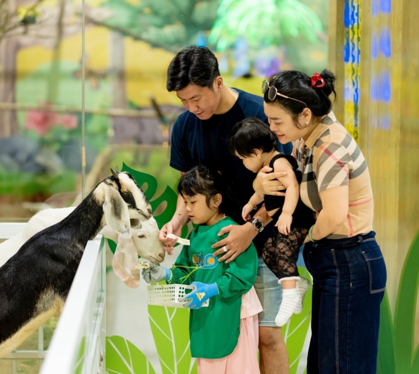 VƯỜN THÚ CHÚ VOI CON - EZOO ( VINCOM THẢO ĐIỀN ) 