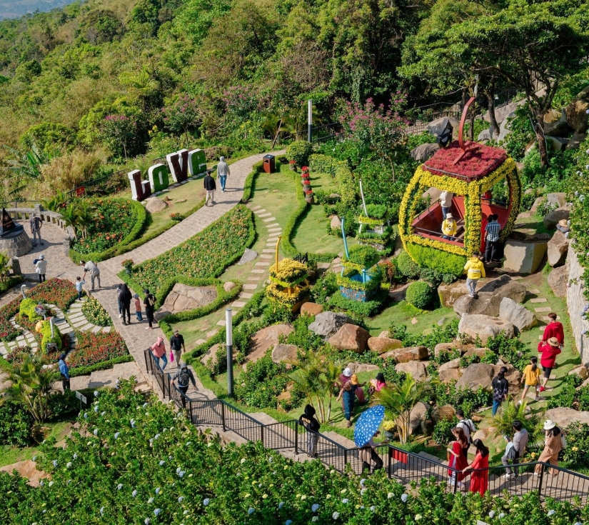 Tour Tây Ninh – Núi Bà Đen – Tòa Thánh Cao Đài (1 ngày)