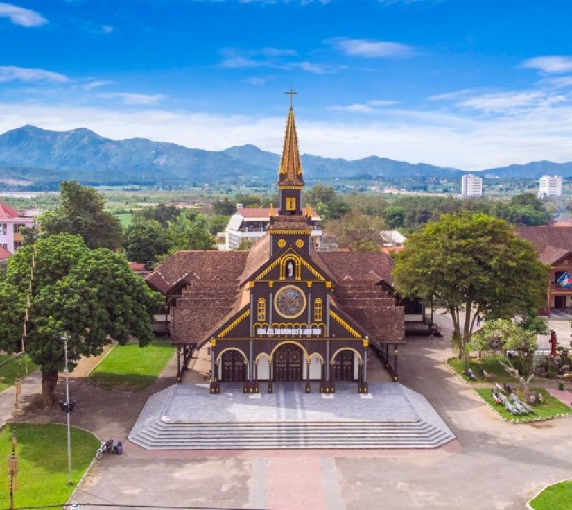 ĐỨC MẸ MĂNG ĐEN – NHÀ THỜ GỖ KON TUM 