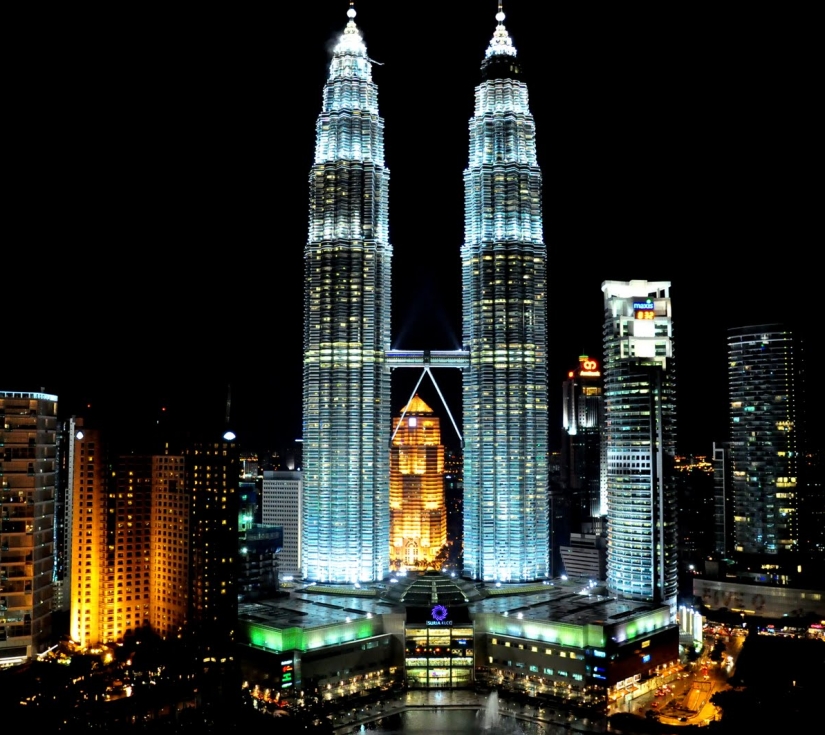 SINGAPORE CITY – ĐẢO BATAM - THỦ ĐÔ KUALA LUMPUR CAO NGUYÊN GENTING – ĐỘNG BATU – THÁP ĐÔI TWIN TOWER 