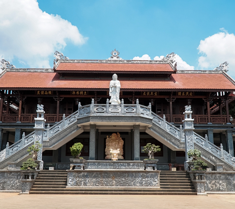 ĐỨC MẸ MĂNG ĐEN – NHÀ THỜ GỖ KON TUM 
