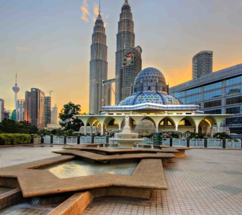 SINGAPORE – JOHOR BAHRU – MALACCA – KUALA LUMPUR – GENTING (4 Ngày 3 Đêm )