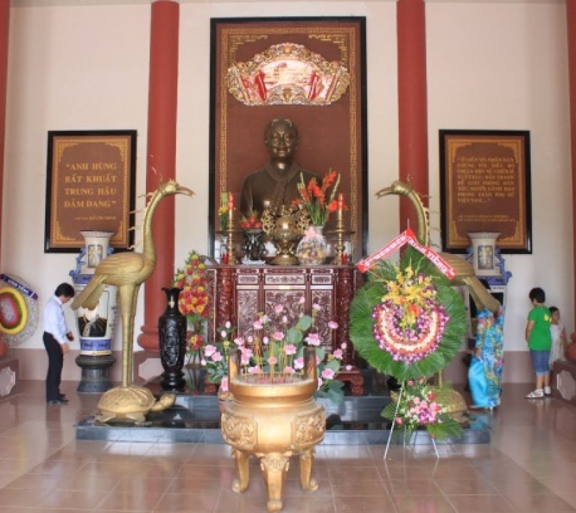 ĐỀN THỜ CỤ ĐỒ CHIỂU -  SÂN CHIM VÀM HỒ 