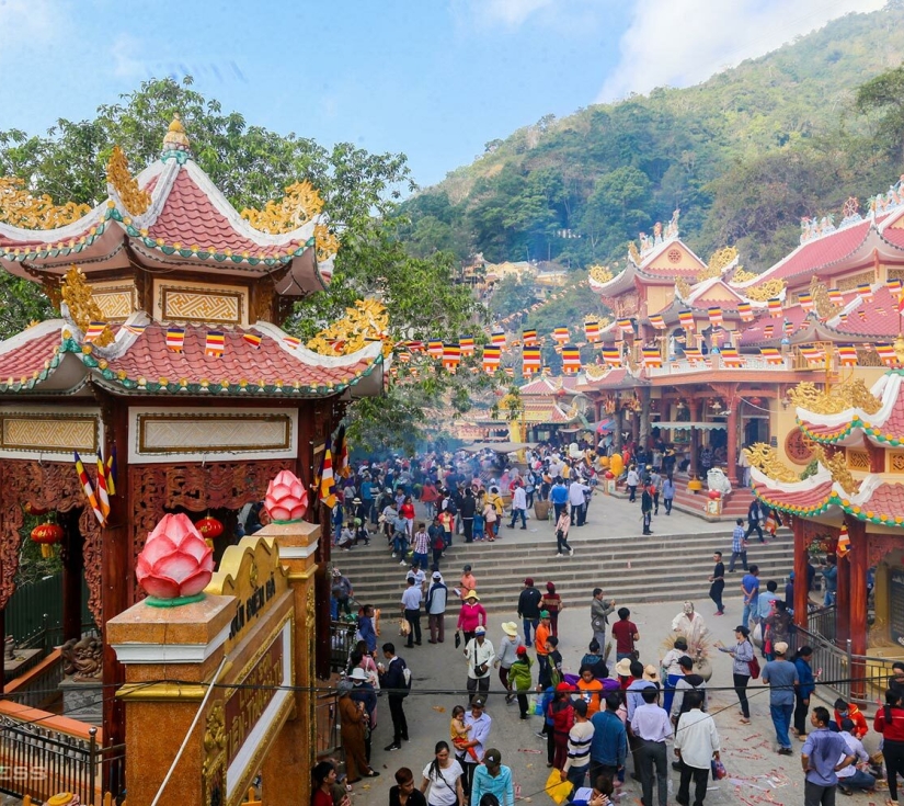 Tour Tây Ninh – Núi Bà Đen – Tòa Thánh Cao Đài (1 ngày)